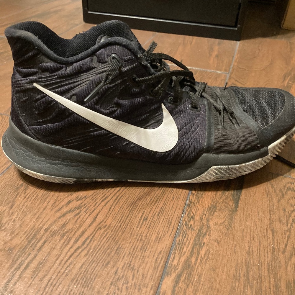 Basketball shoes
